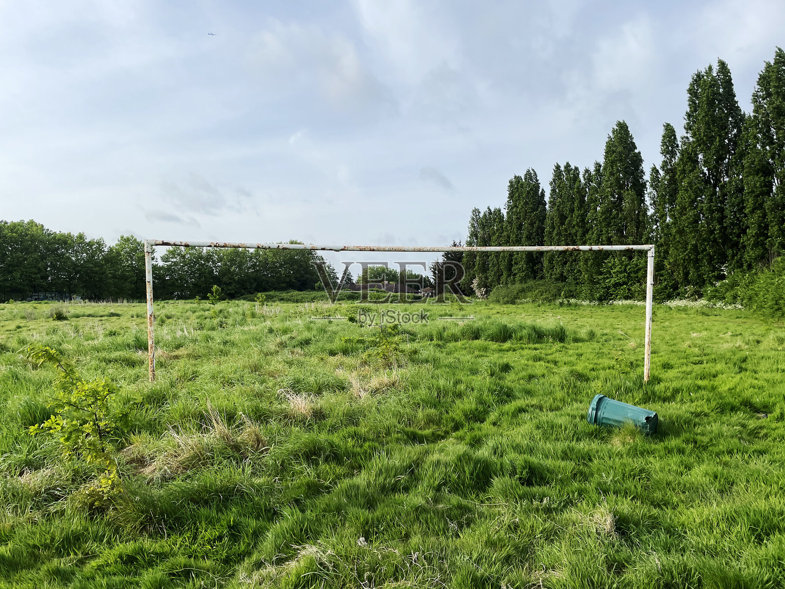 废弃的足球场照片摄影图片