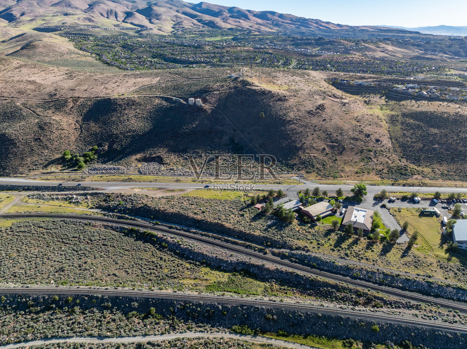 内华达州里诺市维尔迪的德怀特·D·艾森豪威尔公路80号和特拉基河的夏季景观照片摄影图片