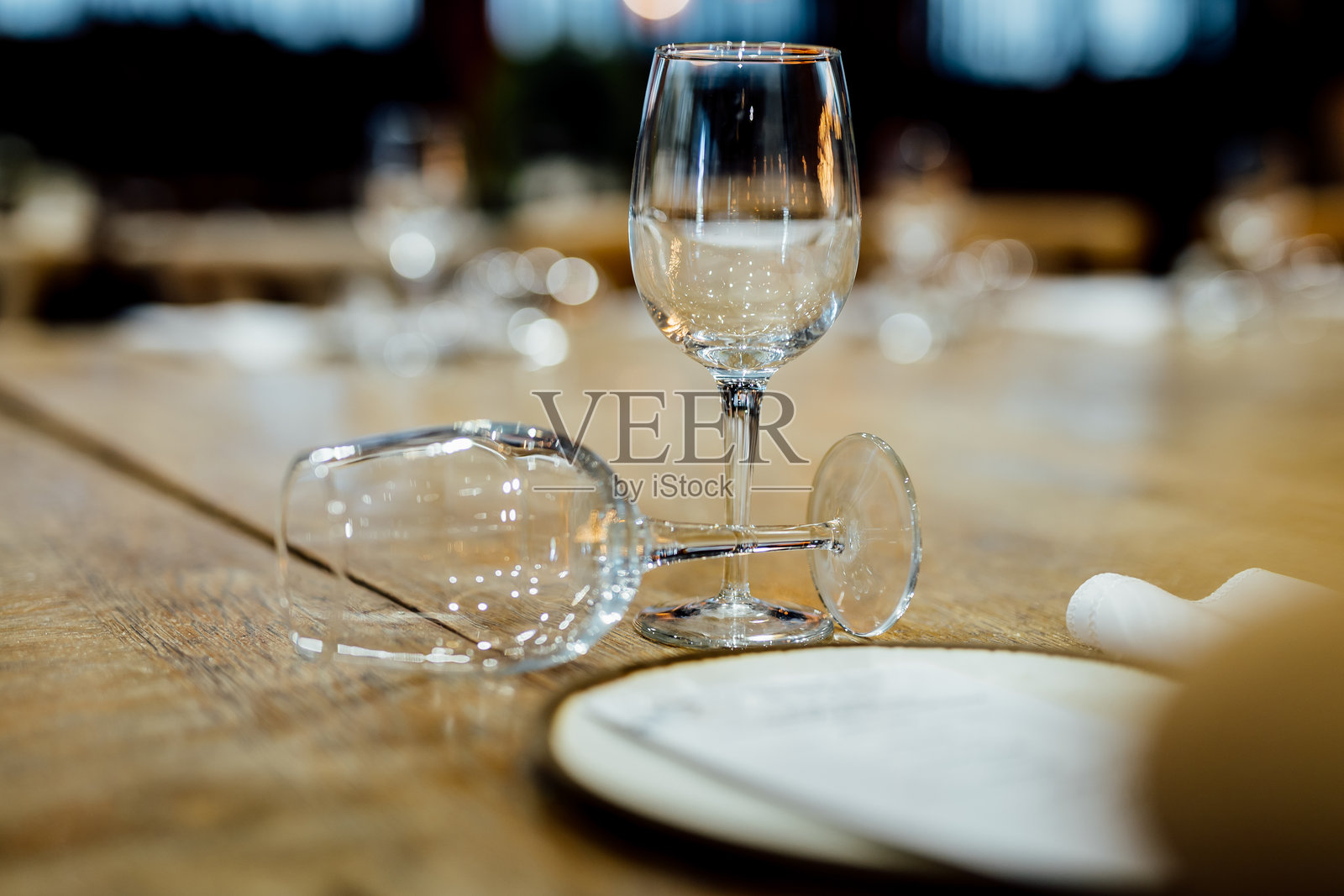 奢华的精致餐桌布置与玻璃器皿。照片摄影图片