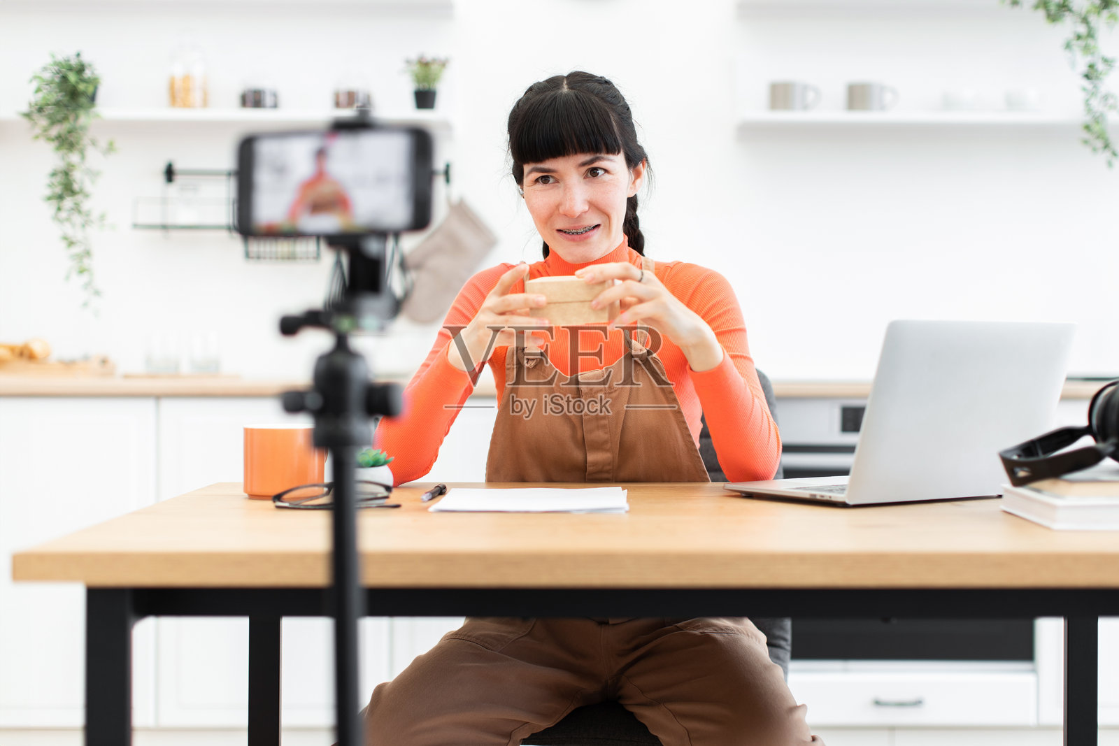 白人女性博主在现代家居工作室中拆包物品照片摄影图片