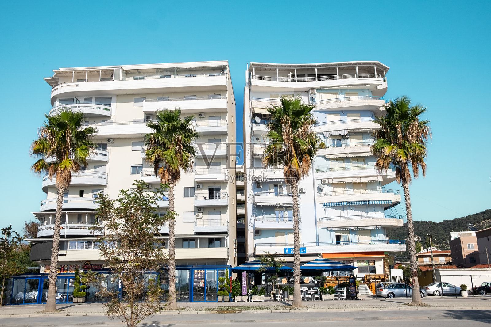 阿尔巴尼亚弗洛尔,市中心的隆戈马雷海滩,新建公寓楼。城市风景。弗洛尔中心。照片摄影图片