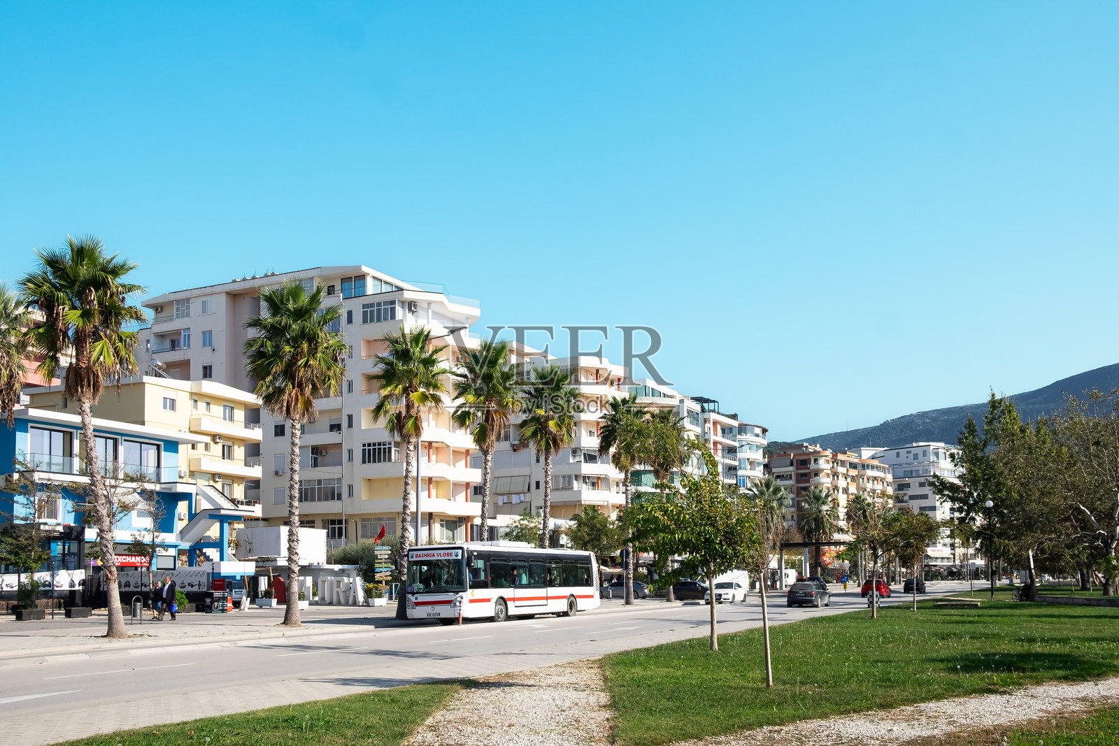 阿尔巴尼亚弗洛尔,市中心的隆戈马雷海滩,新建的公寓楼。城市风景。弗洛尔中心。照片摄影图片