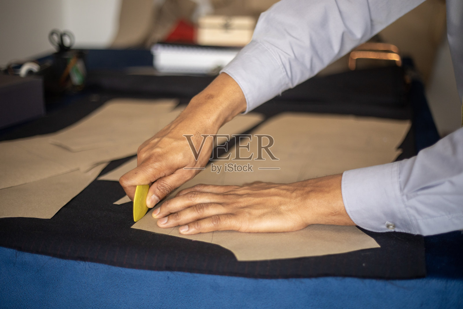 裁缝在工作照片摄影图片