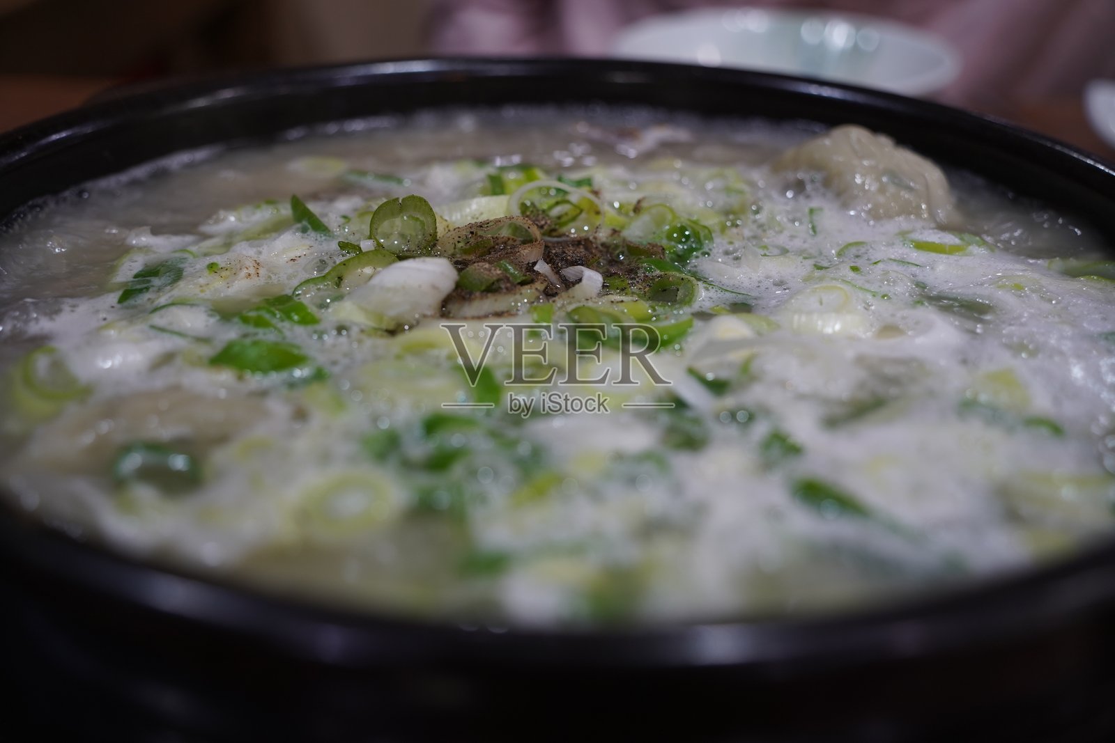 牛膝汤是一道用牛膝制作的韩国传统汤品。照片摄影图片