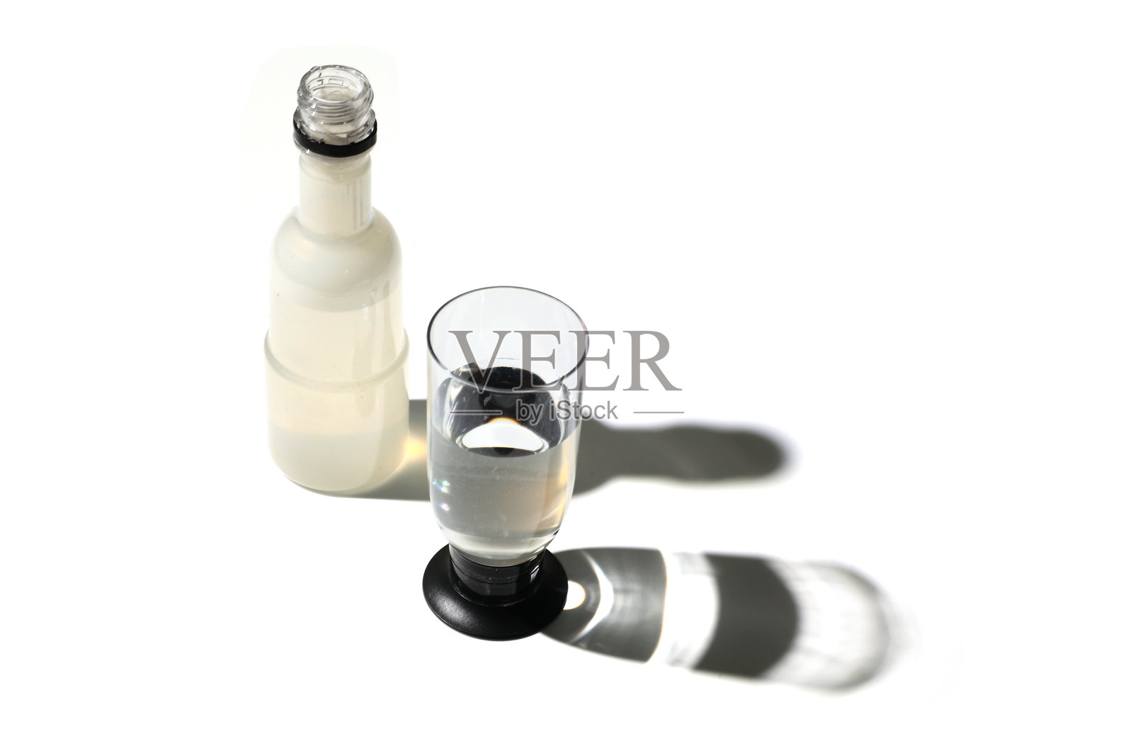 瓶子和杯子照片摄影图片