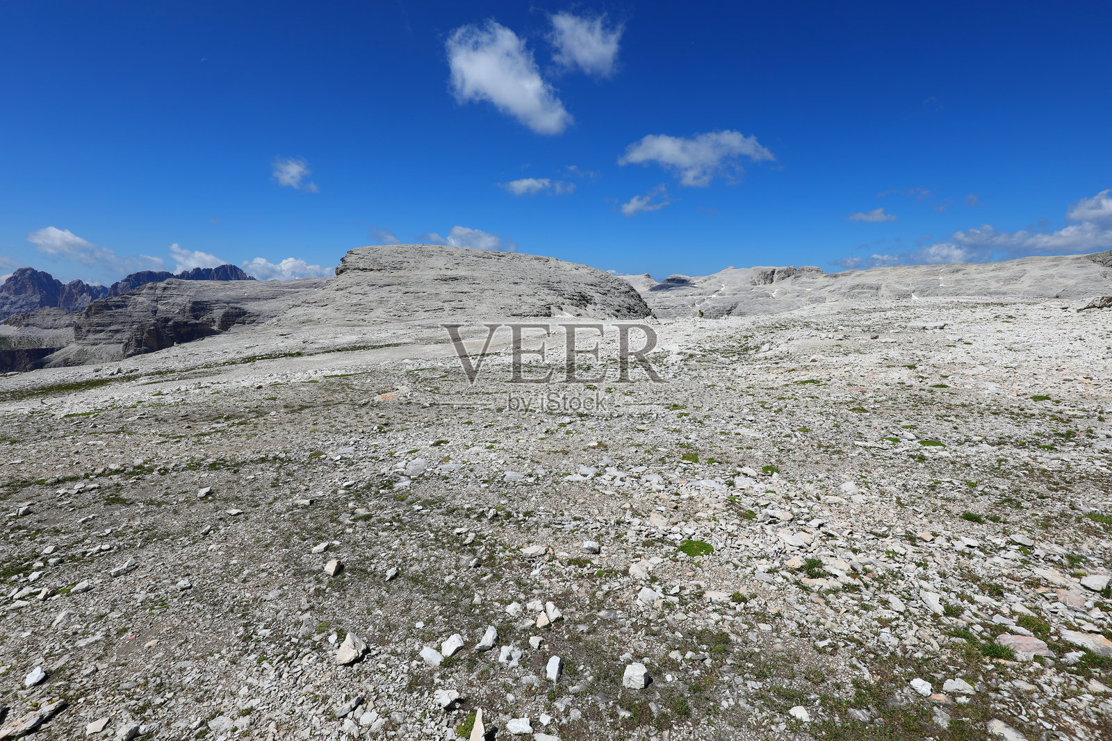意大利多洛米蒂山脉的萨索·波尔多伊山顶全景，海拔近3000米，几乎没有植被，呈现出近乎月球的景观。照片摄影图片