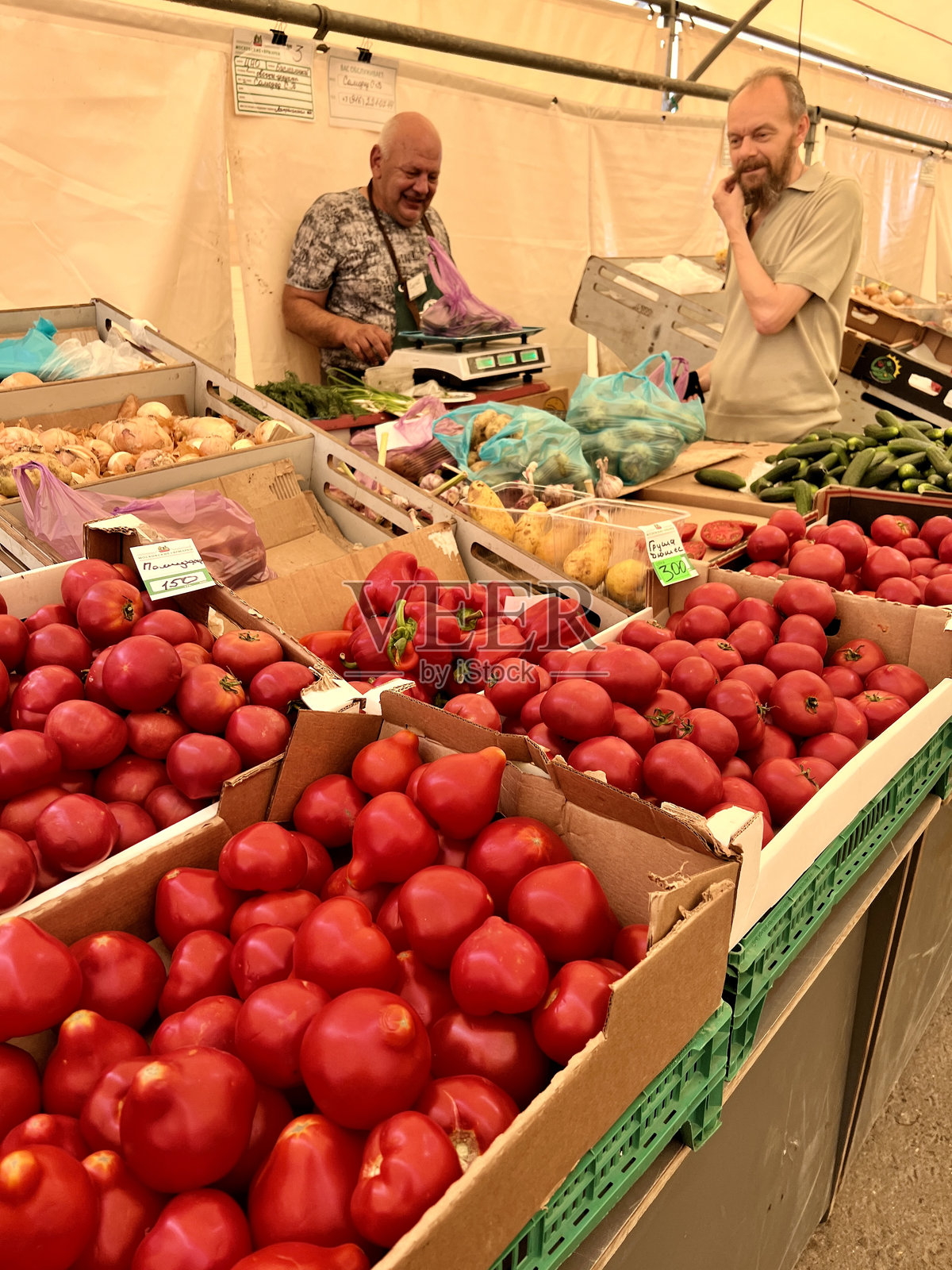 人们在俄罗斯莫斯科的每周街市上购买水果和蔬菜照片摄影图片