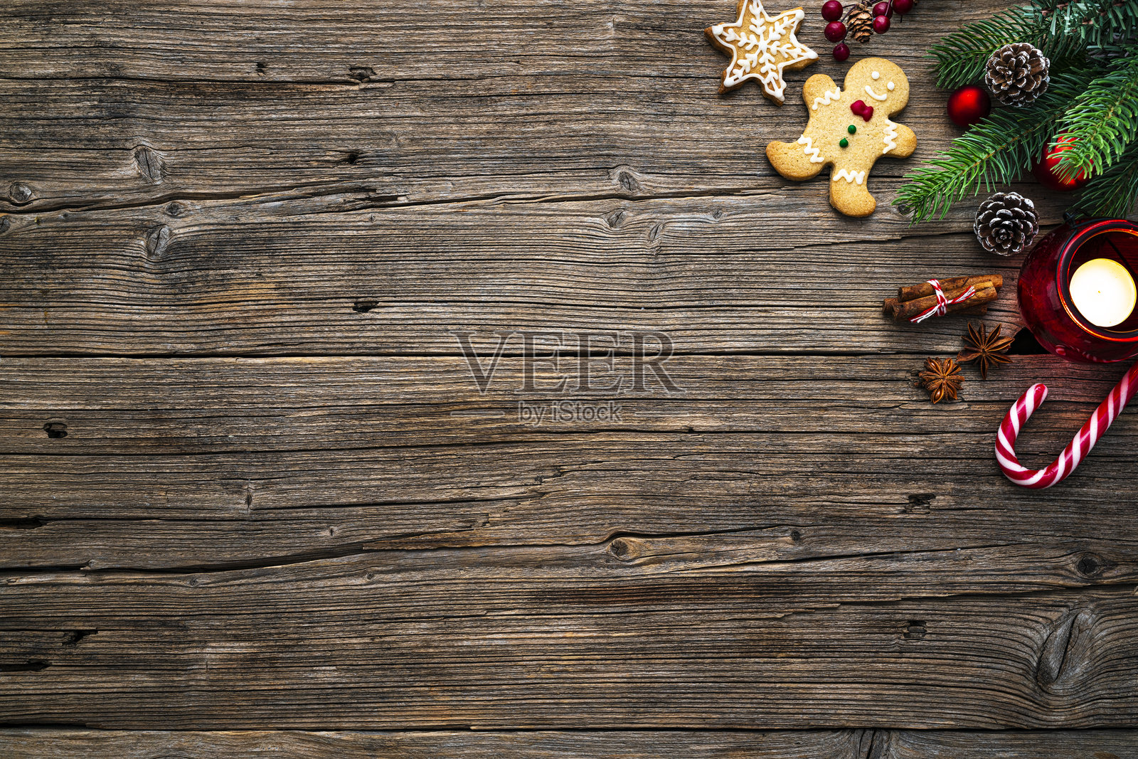 乡村风格的木桌平铺，右上角有圣诞装饰。留白空间。照片摄影图片