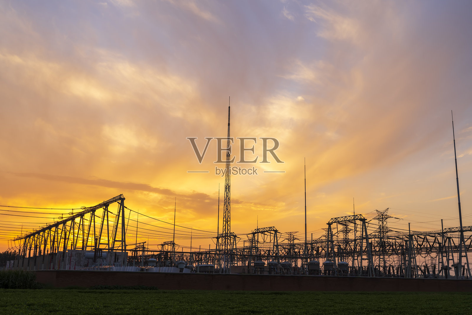 高压电塔，傍晚时分的电塔照片摄影图片