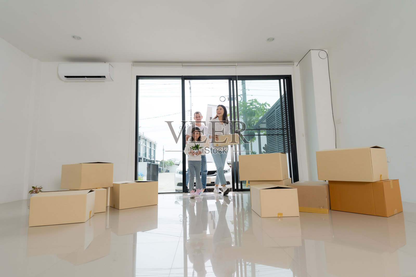 幸福的家庭，女孩搬进了新家。照片摄影图片