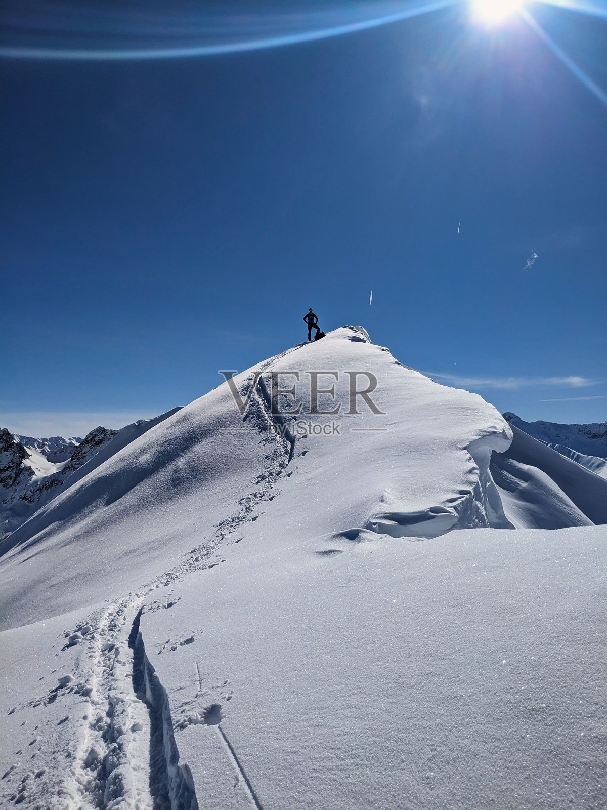 在蒙斯坦达沃斯的belenhorn山进行野外滑雪之旅。滑雪登山到一个美丽的山峰，可以看到雪山的美景。瑞士的Skitour。高质量照片照片摄影图片