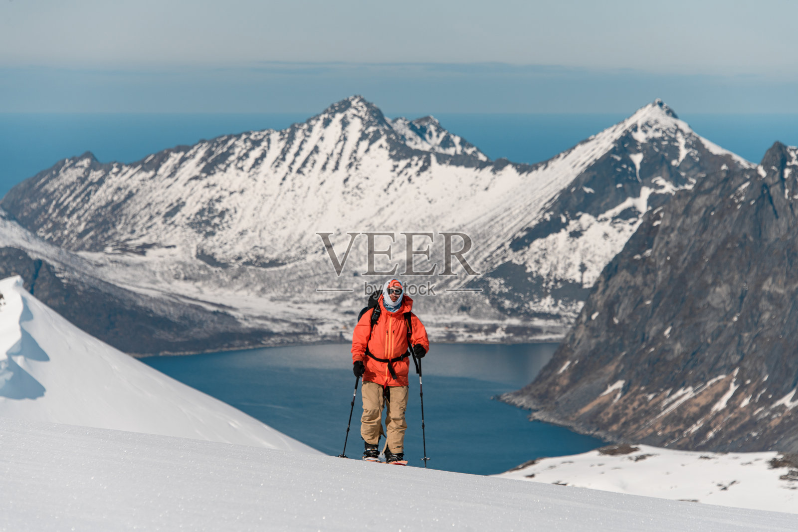 滑雪者用滑雪板完成高山攀登的特写镜头照片摄影图片