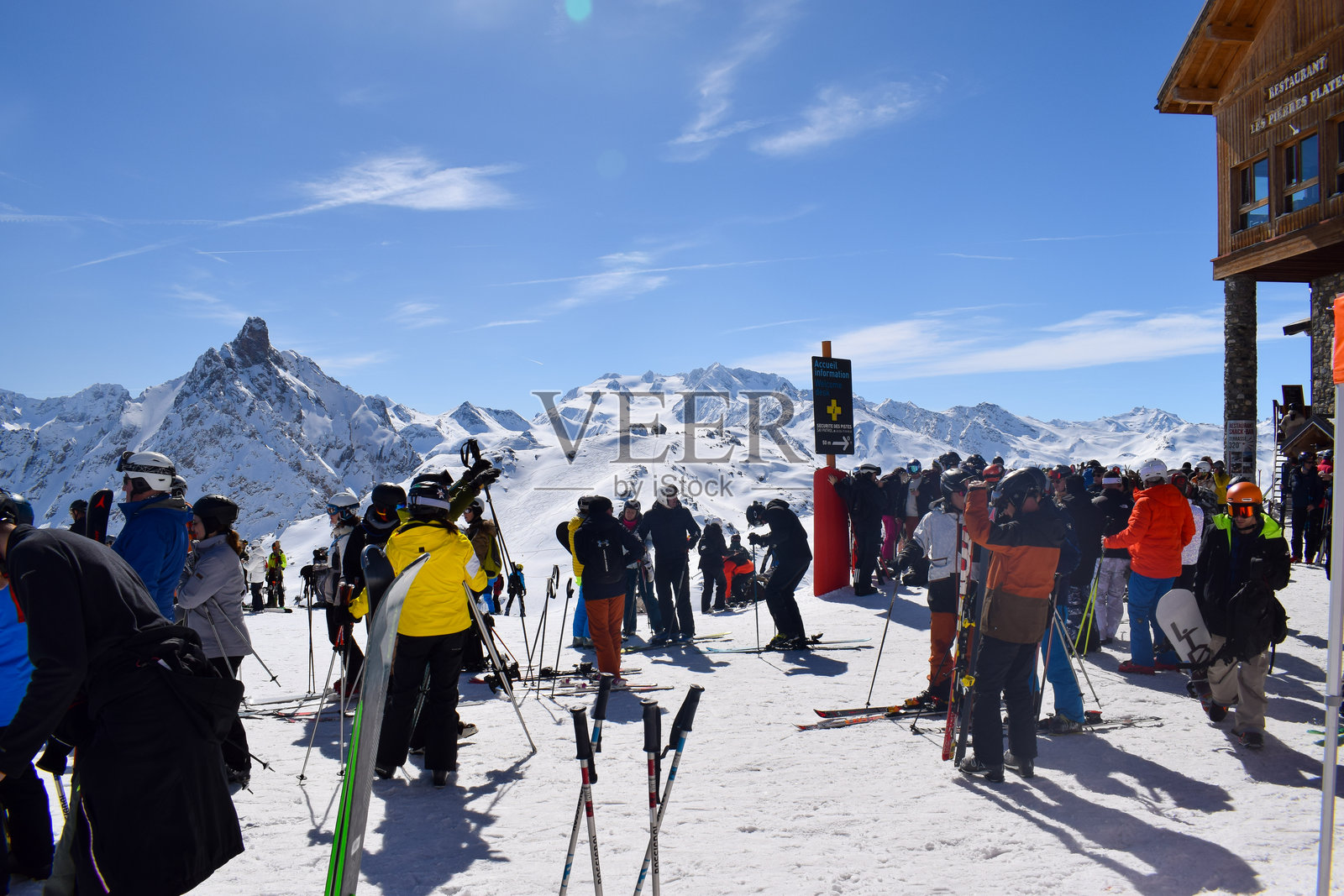 繁忙的梅里贝尔滑雪度假村俯瞰着白雪皑皑的山峰照片摄影图片