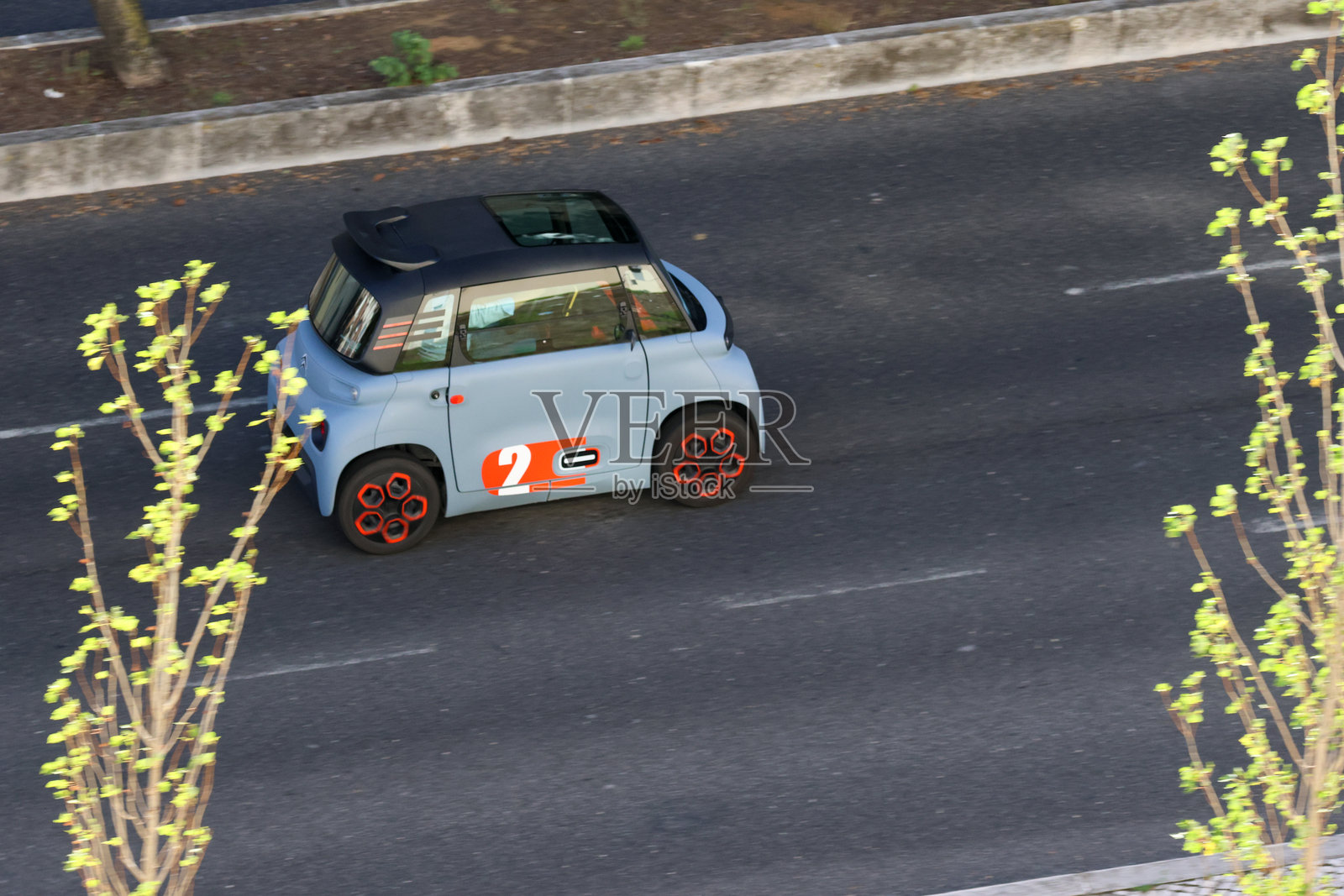 雪铁龙阿米电动车在城市道路上行驶照片摄影图片