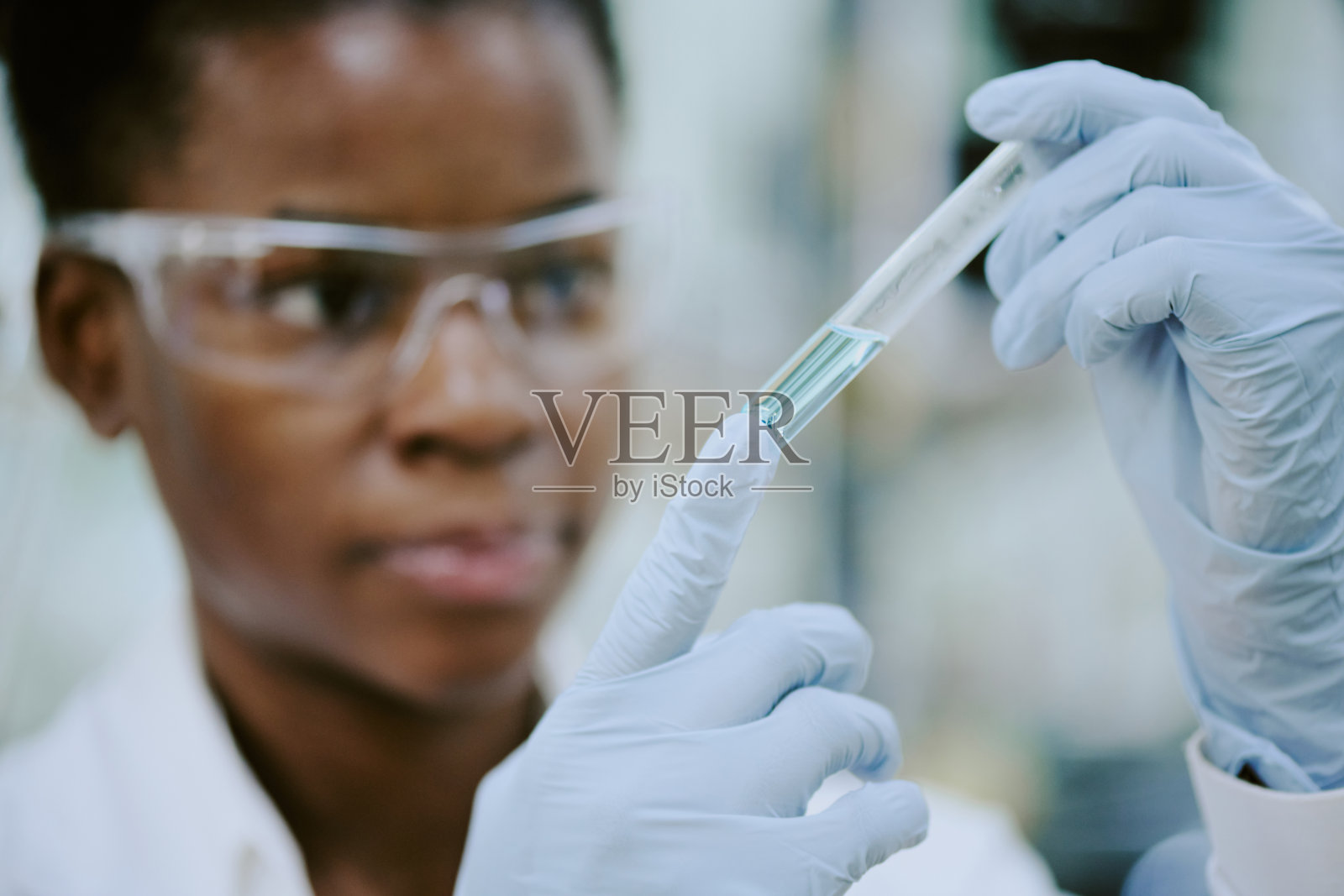 与一位黑人科学家进行实验室实验照片摄影图片