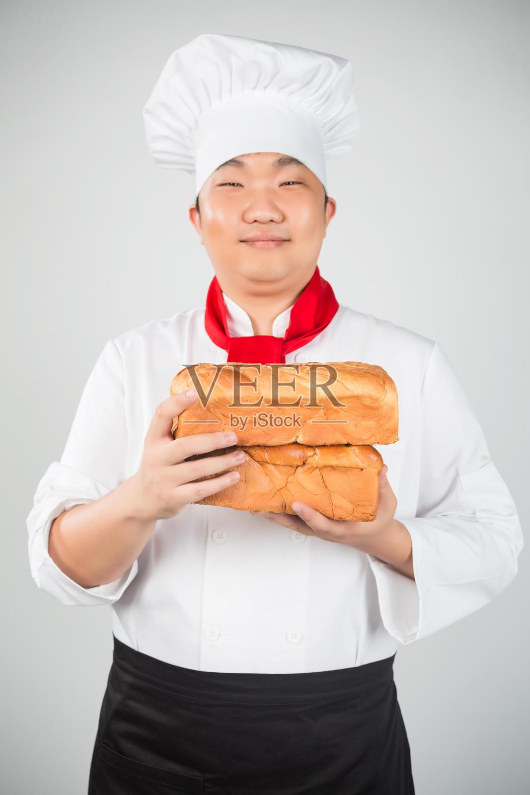 亚洲厨师手持两条面包照片摄影图片