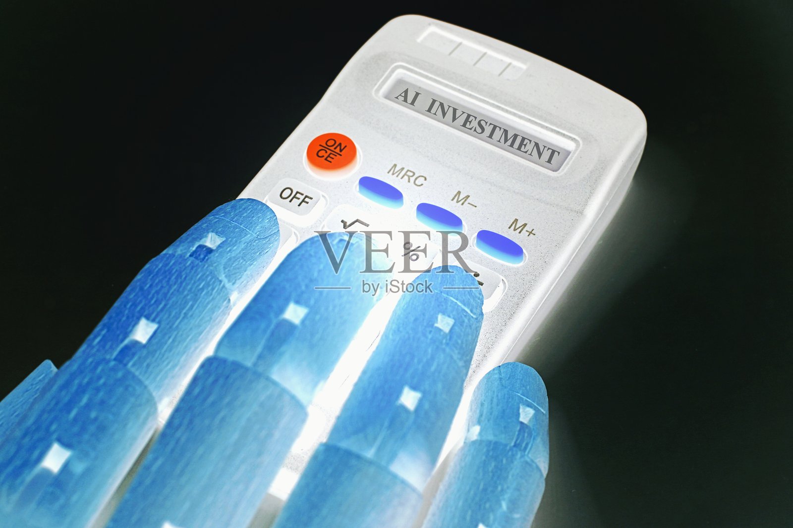 机器人手握着计算器，显示文本“人工智能投资”。人工智能概念下的投资与交易。照片摄影图片