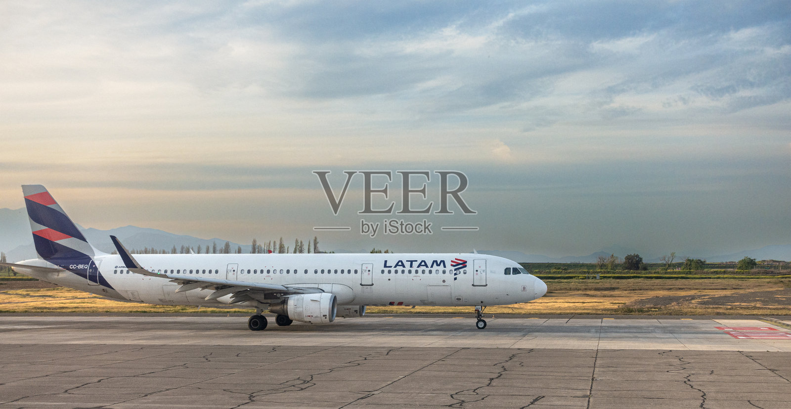 拉美航空的空客A320在智利圣地亚哥国际机场照片摄影图片