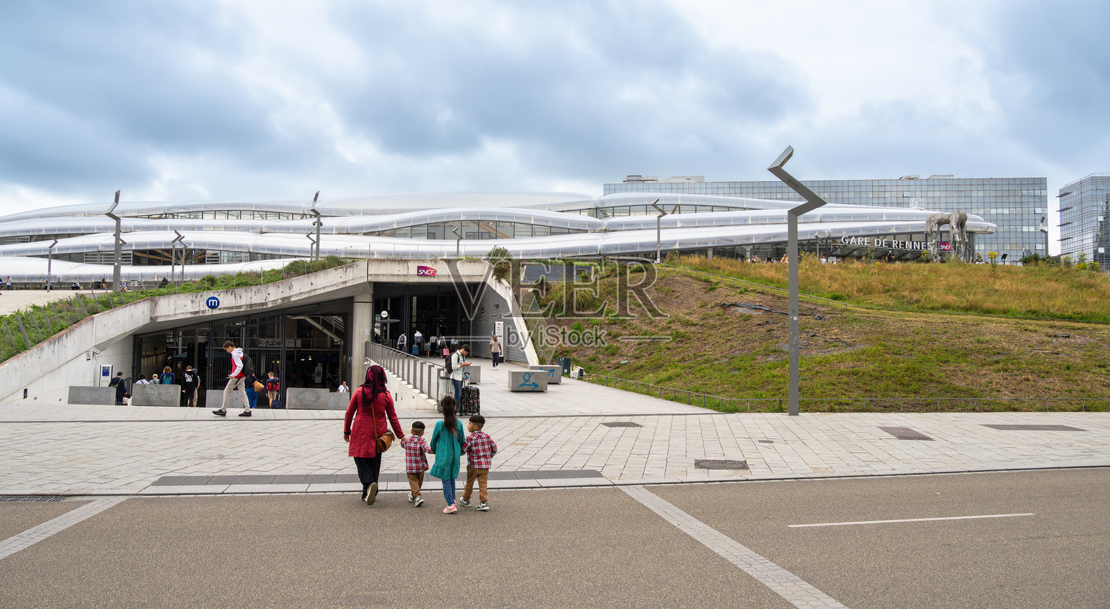 一家人在雷恩的火车站方向照片摄影图片