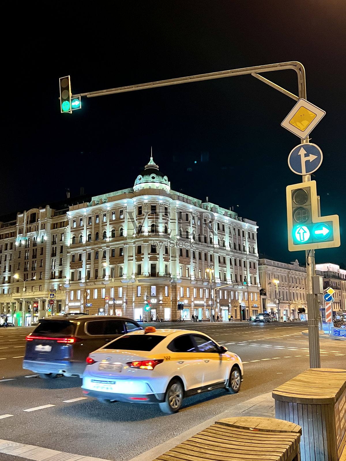 莫斯科特维尔斯卡亚街的夜间灯光和交通照片摄影图片