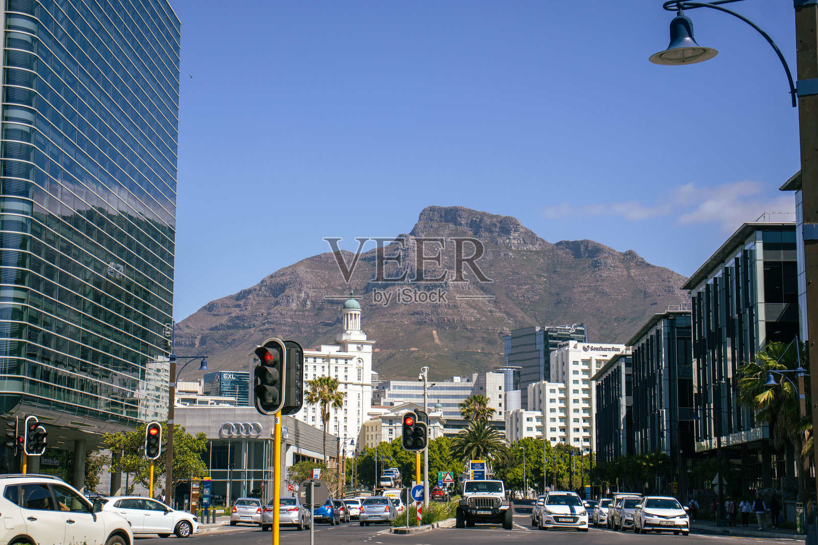 阳光明媚的夏日，繁华的海滨城市中心交通缓慢。照片摄影图片