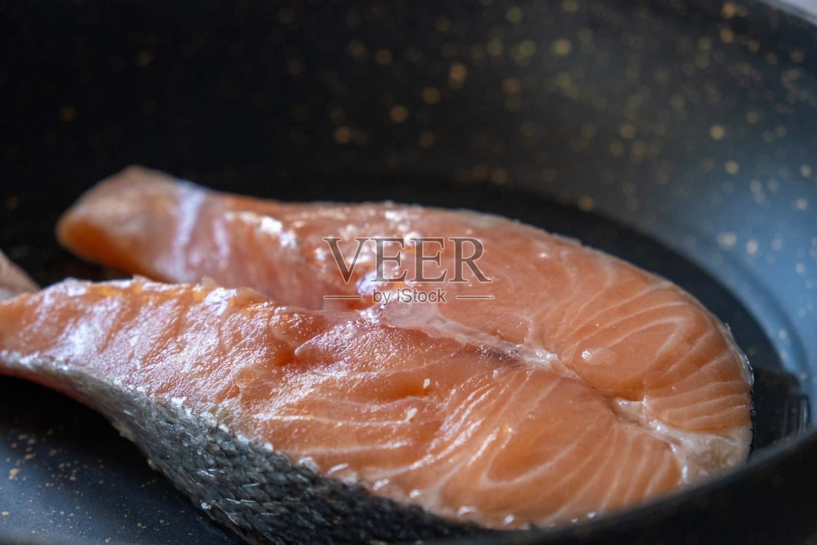 新鲜的挪威三文鱼在旋转背景上照片摄影图片