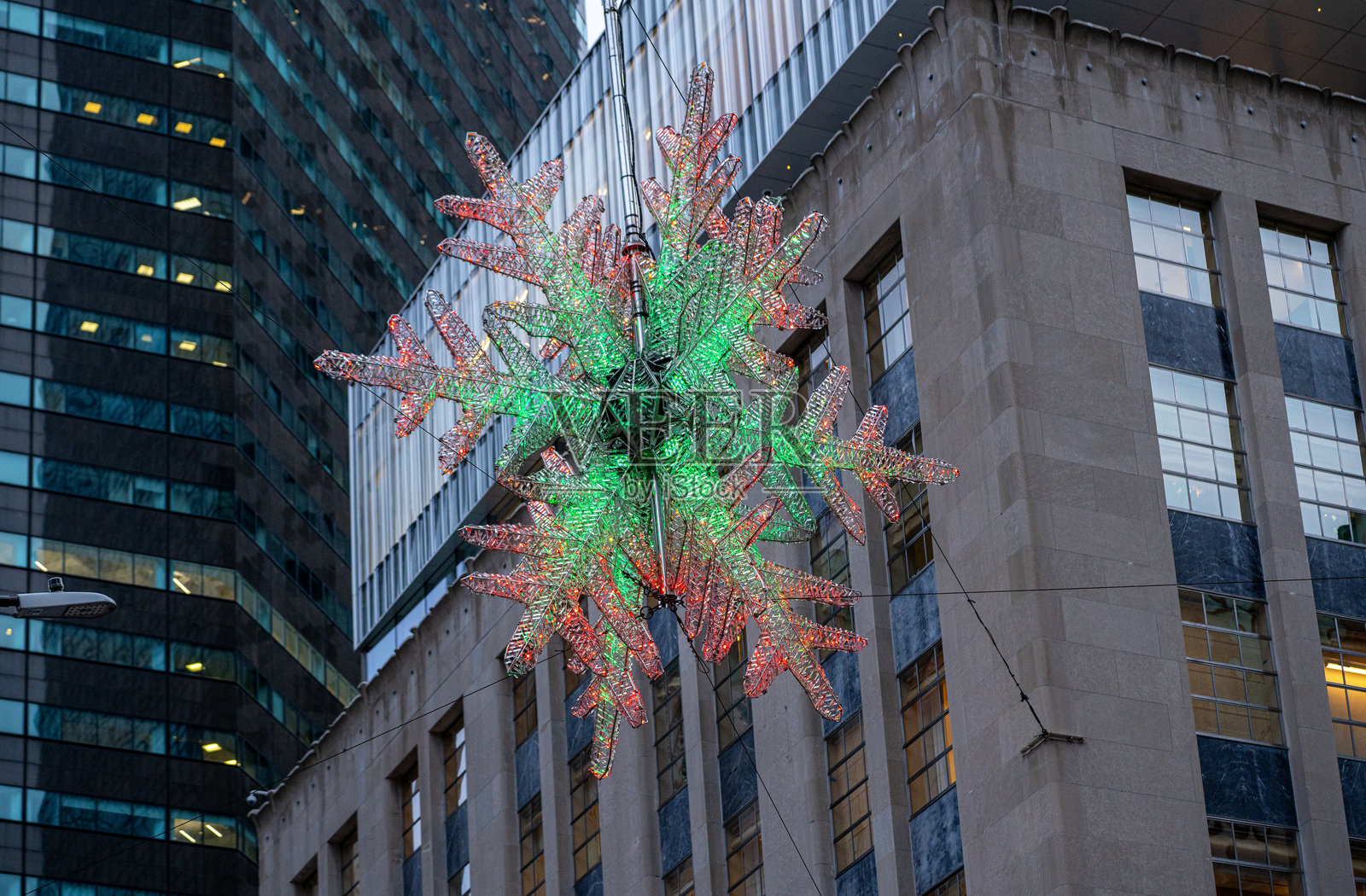 巨大的雪花悬挂在美国纽约的街道上照片摄影图片