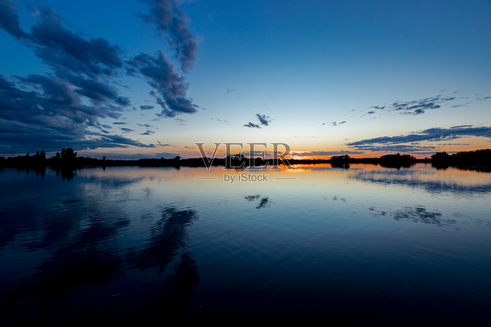 湖上的日落照片摄影图片