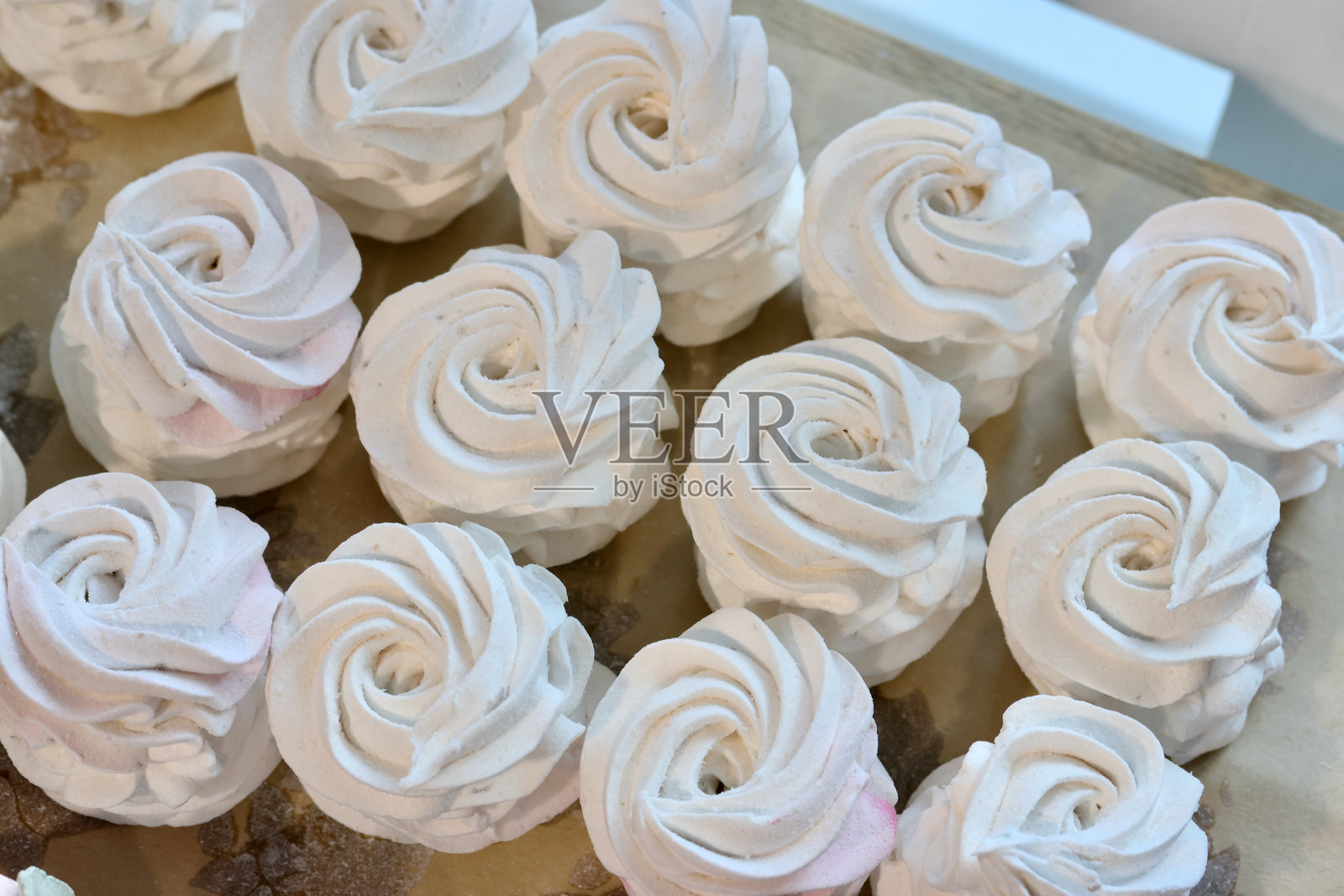 自制棉花糖摊放在桌面上，正在定型和稳定，准备包装。照片摄影图片