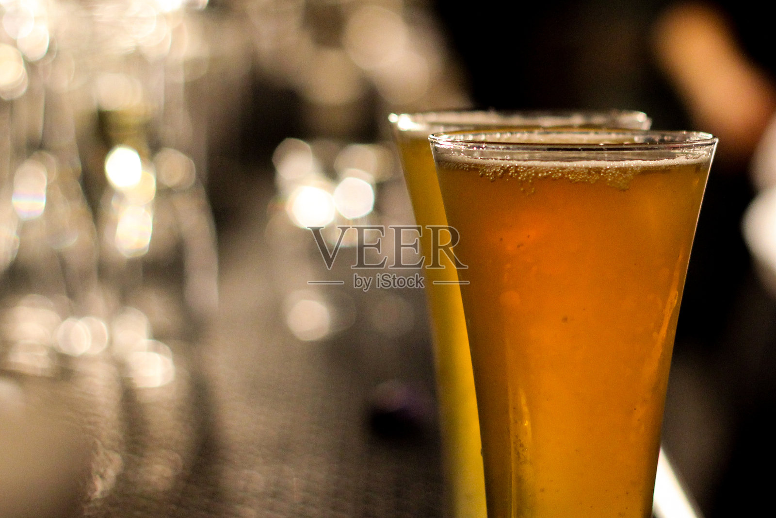 桌子上玻璃杯中的饮料特写照片摄影图片