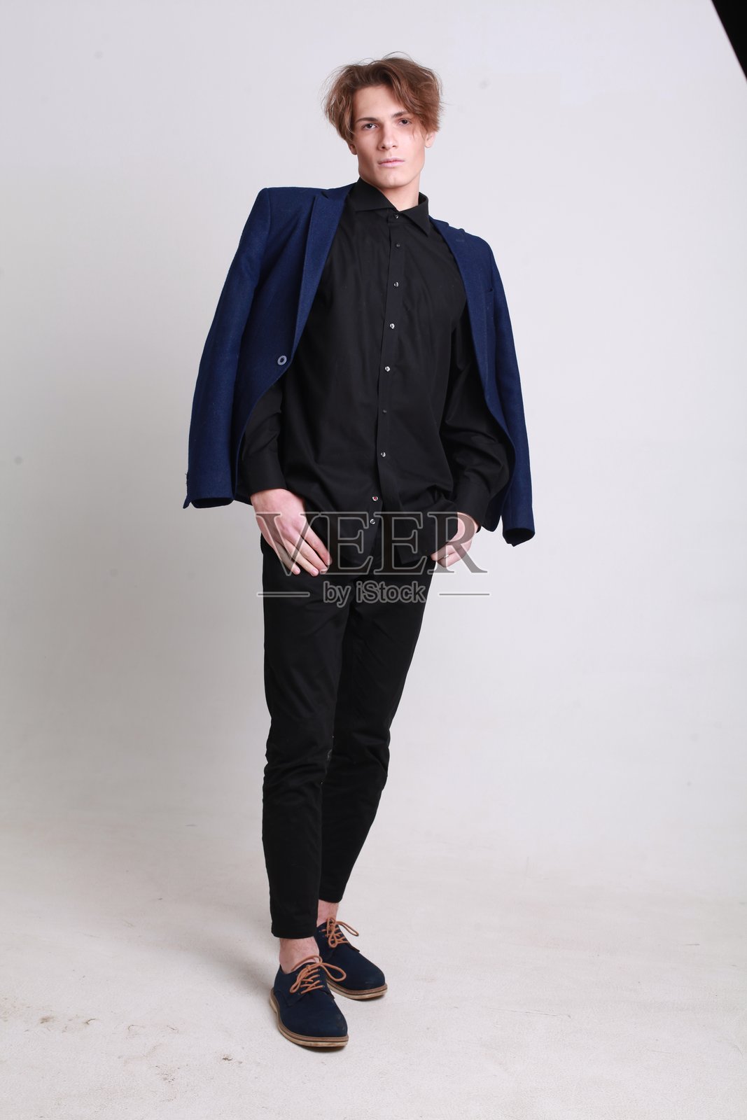 时尚男士的肖像，站在白色背景前照片摄影图片