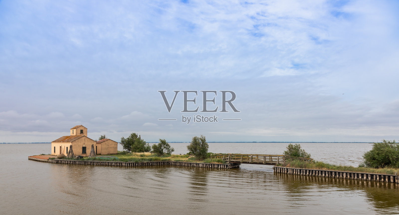 意大利科马基奥。潟湖中渔民的传统老房子。湿地，蓝天。照片摄影图片