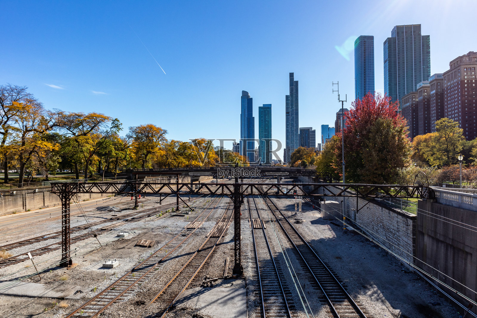 芝加哥市中心的火车场与天际线照片摄影图片