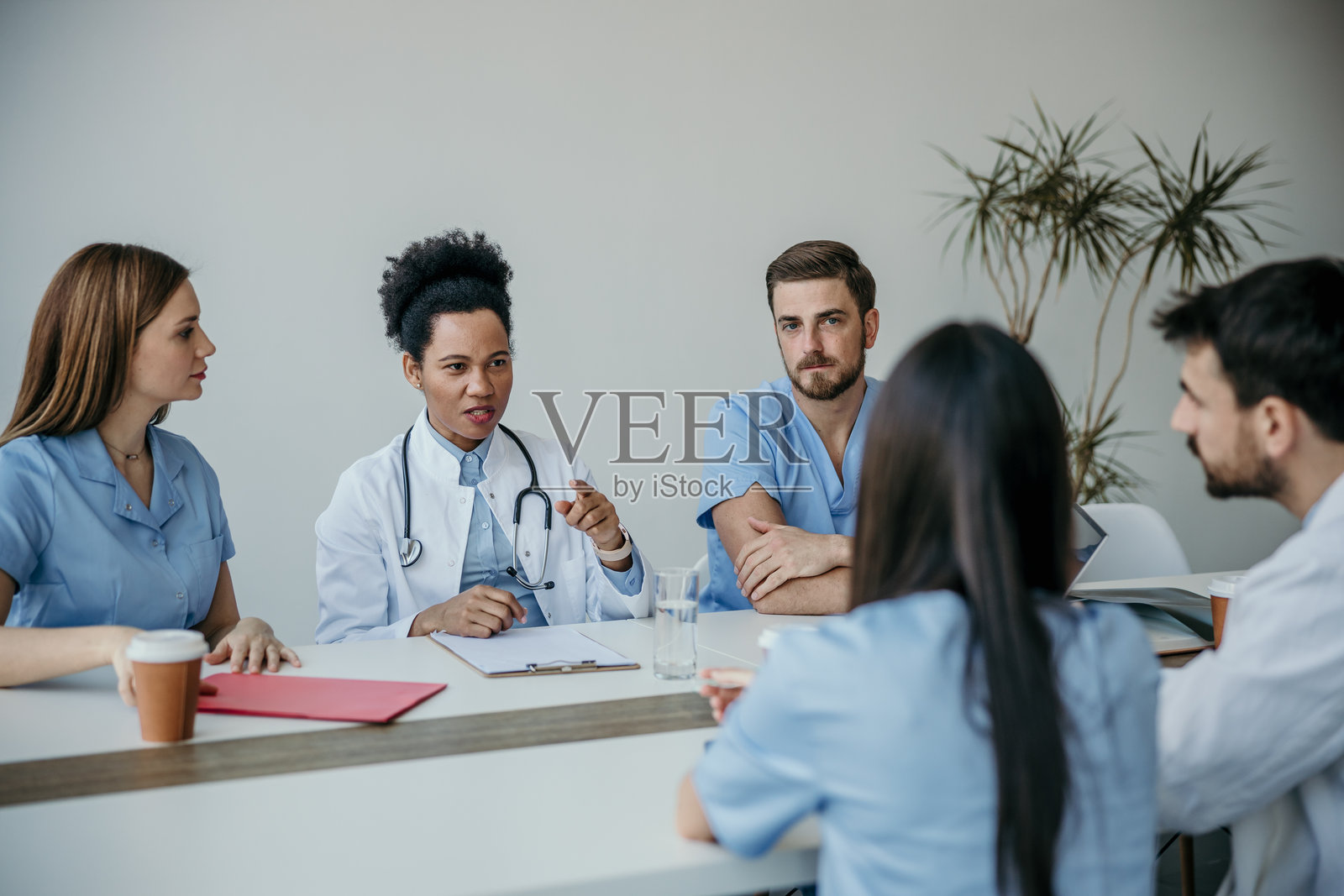 医生和护士的员工会议照片摄影图片