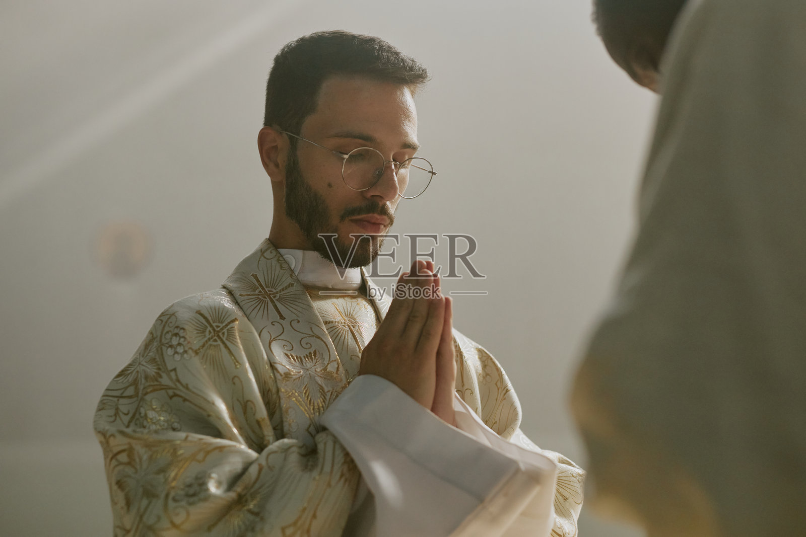 安静祈祷的男人照片摄影图片