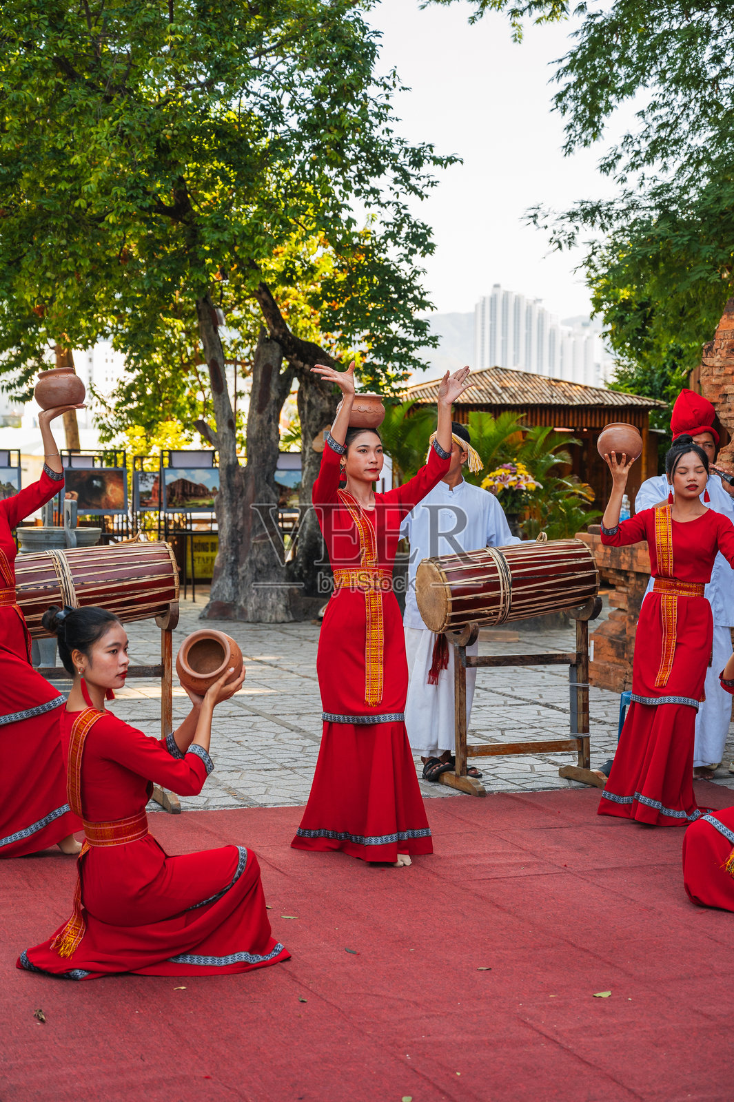 越南女性身着传统红色服装在芽庄的波那加占塔跳舞。芽庄，越南 - 2024年8月8日照片摄影图片