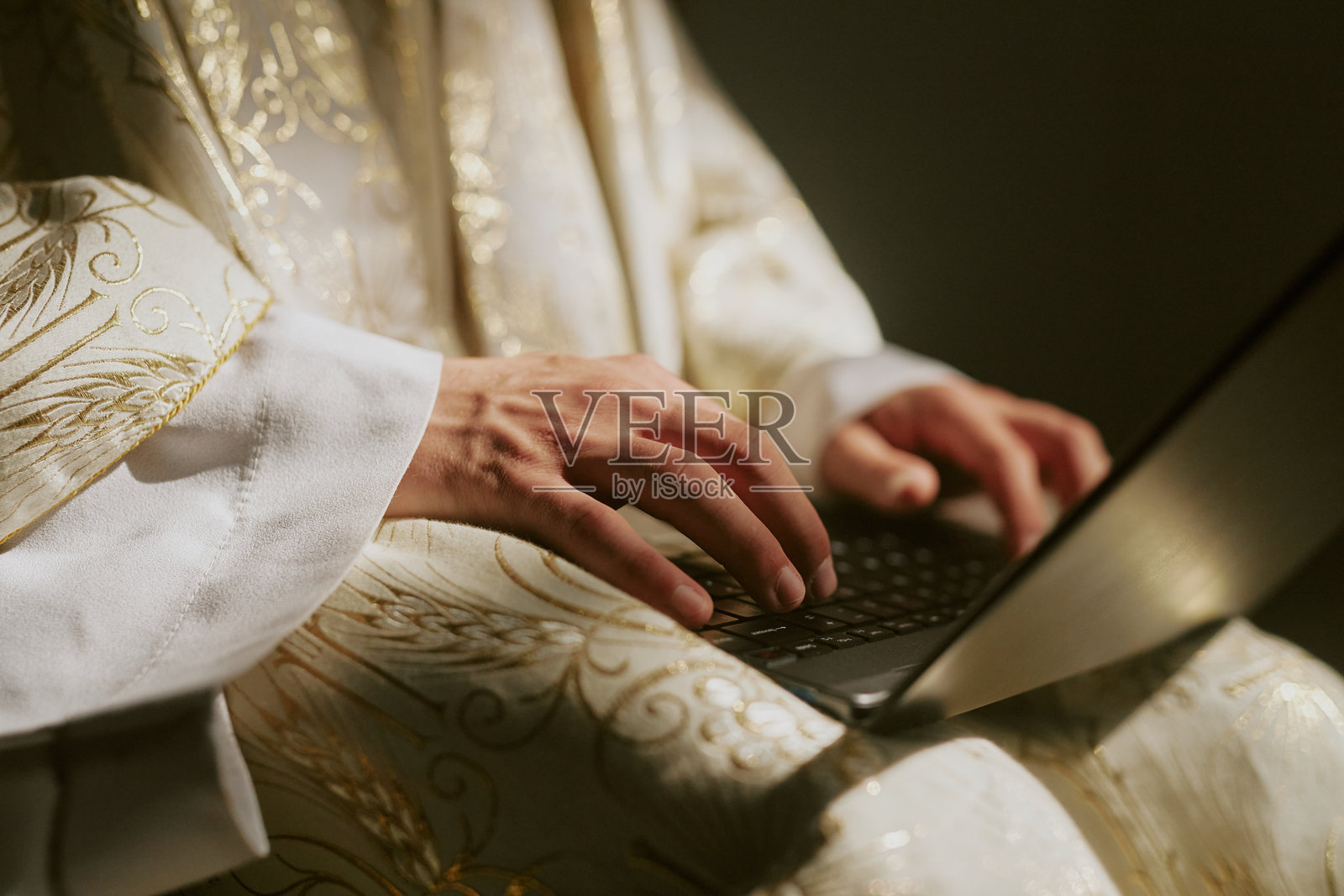 男性手放在键盘上照片摄影图片