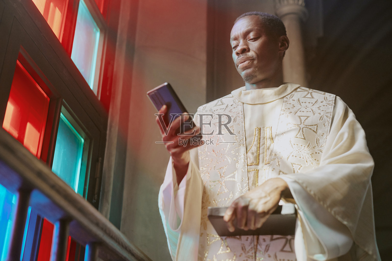 男子在查看他的智能手机照片摄影图片