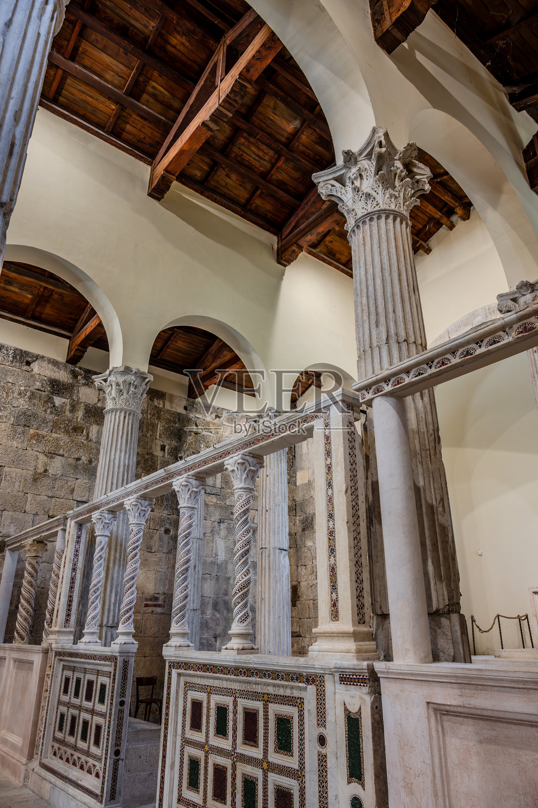 阿尔贝，马萨达尔贝，拉奎拉。圣彼得教堂在阿尔贝照片摄影图片