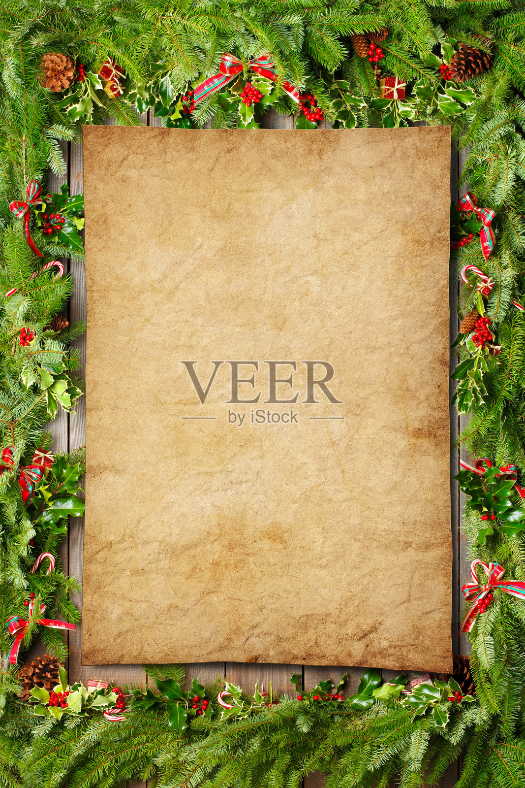 空白羊皮纸被圣诞花环装饰框住照片摄影图片