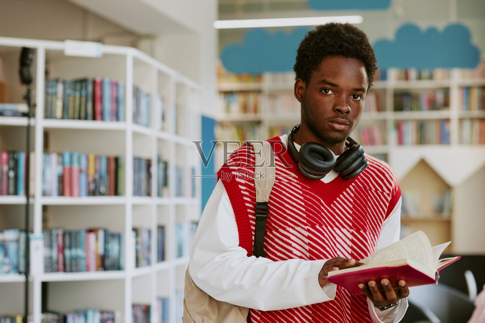 在图书馆里戴着耳机学习照片摄影图片