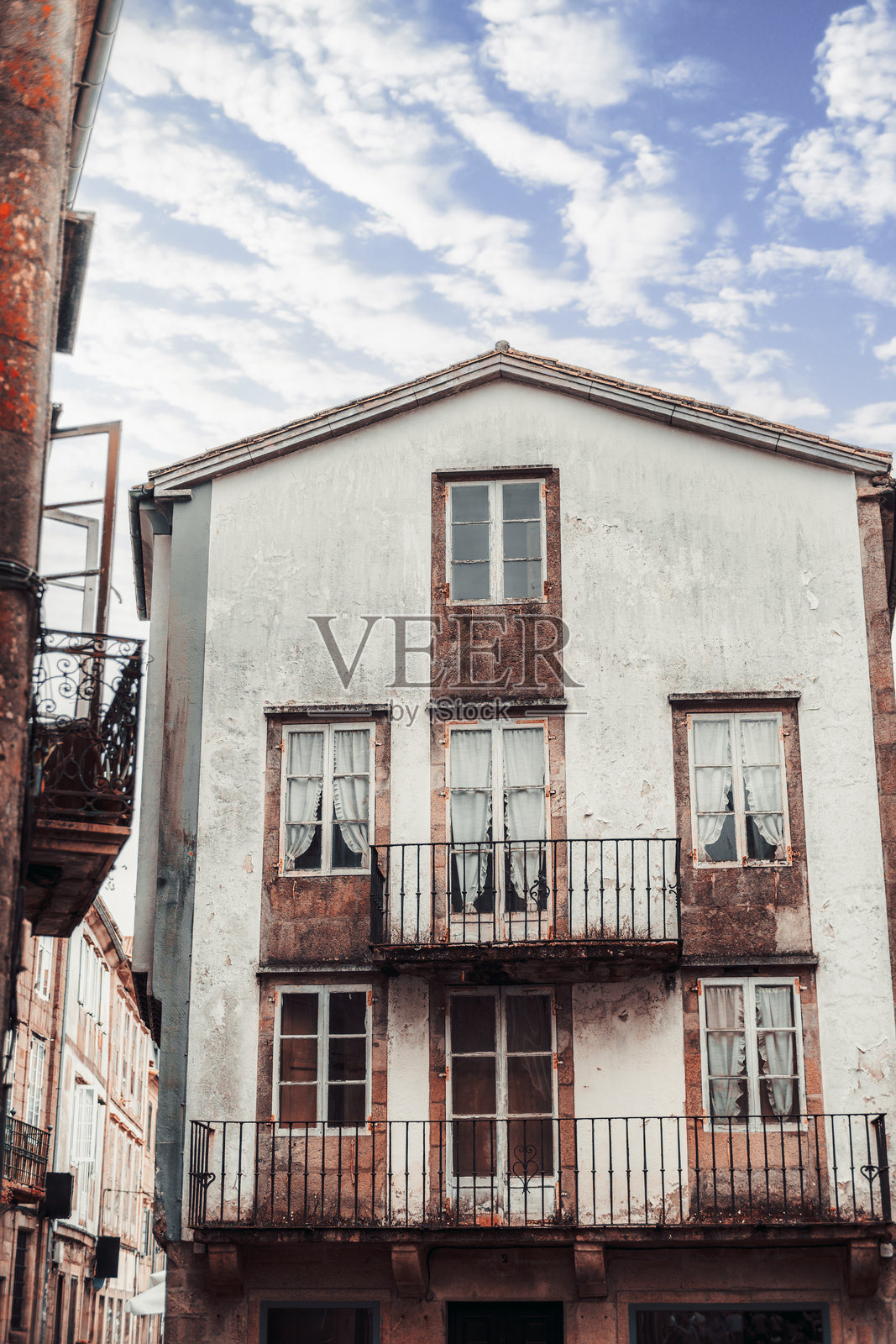 带阳台的古老西班牙建筑照片摄影图片