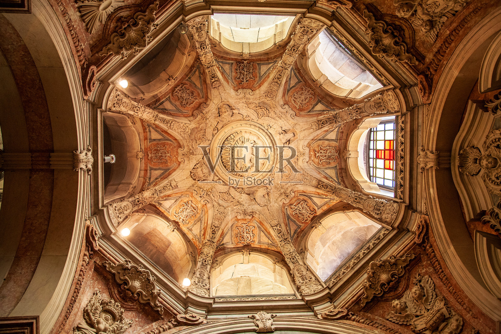 葡萄牙里斯本，2007年3月1日，恩卡纳萨翁教堂的华丽圆顶照片摄影图片