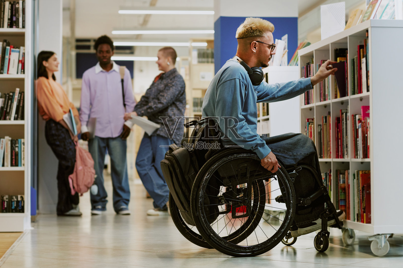 在现代图书馆中使用轮椅浏览书籍照片摄影图片