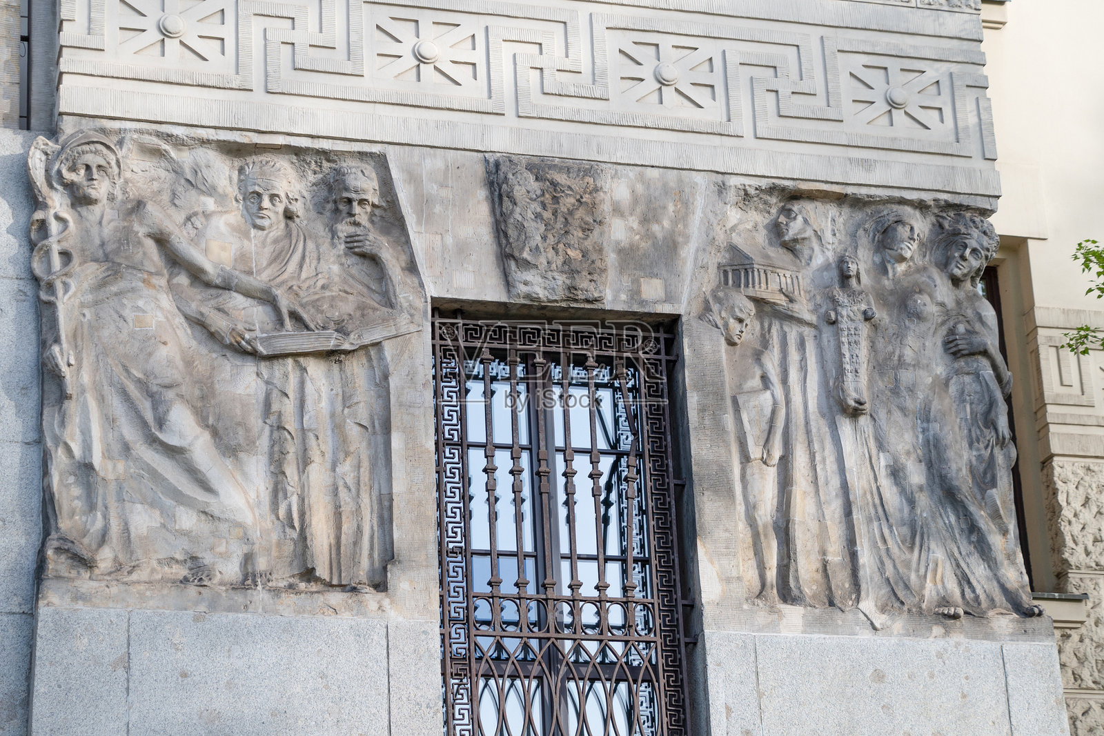 华沙莫科托区法院建筑上的浮雕。主题为法院的浮雕。波兰华沙。照片摄影图片