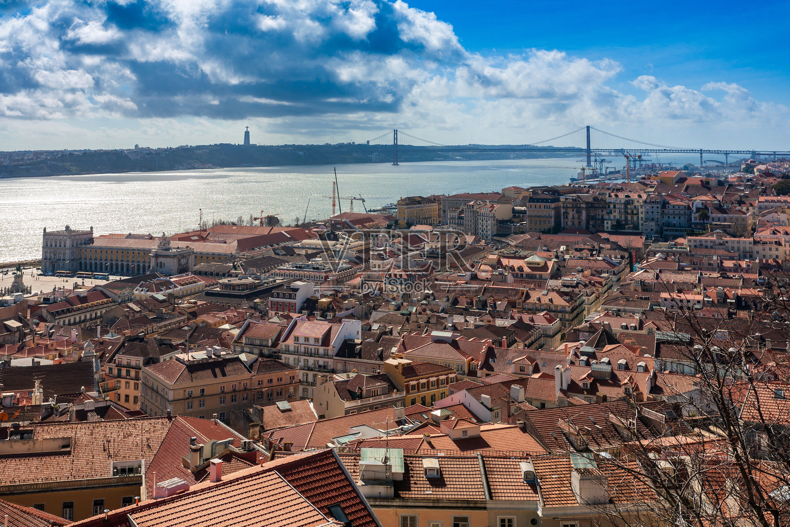 从葡萄牙圣乔治城堡俯瞰里斯本市景照片摄影图片