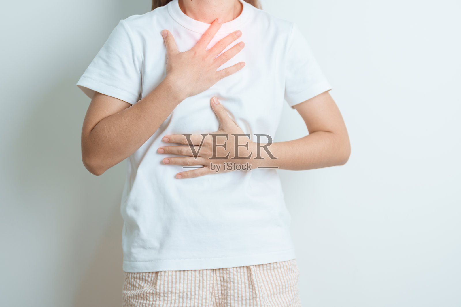 胃食管反流病（GERD）、酸 reflux 病、胃食管反流病（GORD）和消化不良的概念。女性因消化系统问题而感到胃痛和食管疼痛。照片摄影图片