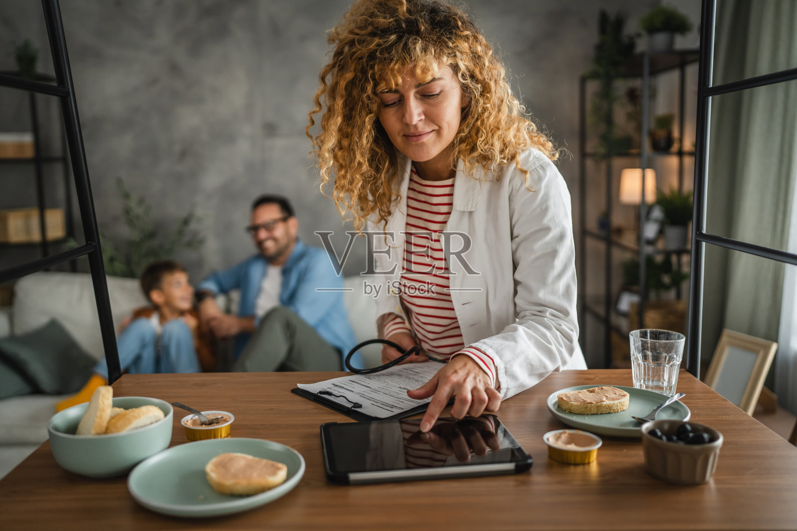 母亲医疗工作者准备上班并阅读病人档案照片摄影图片