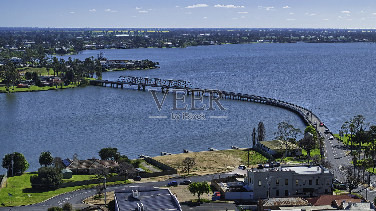 亚拉旺加桥横跨穆尔瓦拉湖，周围是乡村风光照片摄影图片