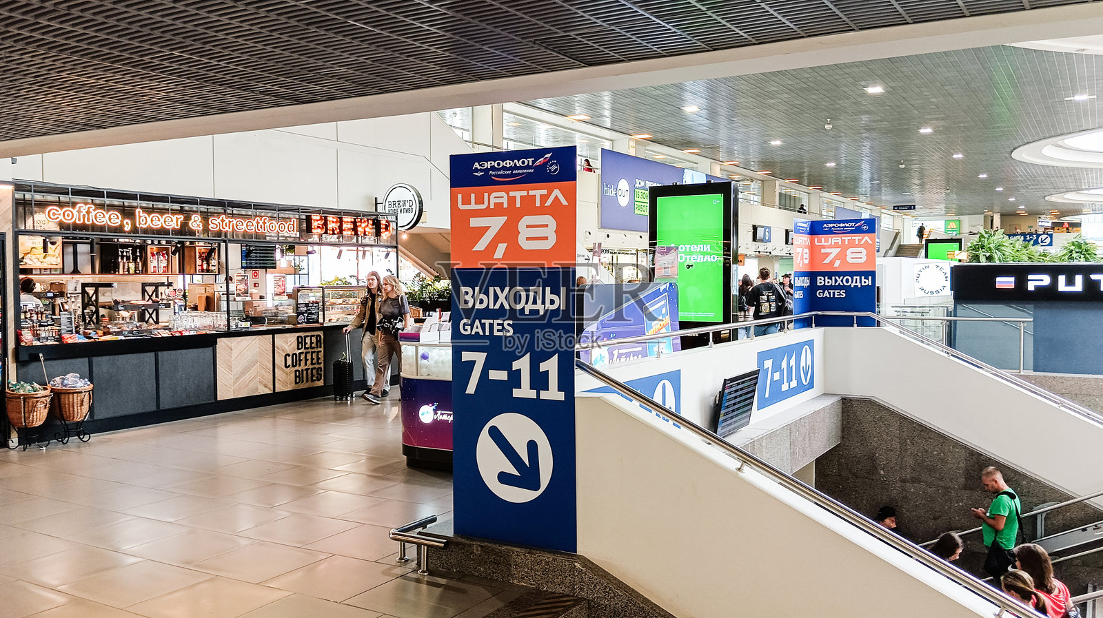 前往登机口的指示牌。照片摄影图片